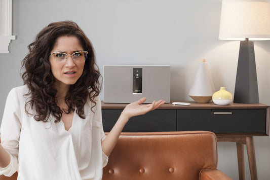 Sonos Arc Ultra soundbar in moderne woonkamer met TV — alternatief voor Bose SoundTouch